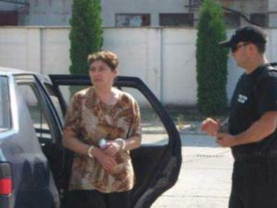 Potrivit procurorilor, femeia a recunoscut că l-a ars pe copil cu țigara fiindcă era țigan și urina pe el Foto: MEDIAFAX