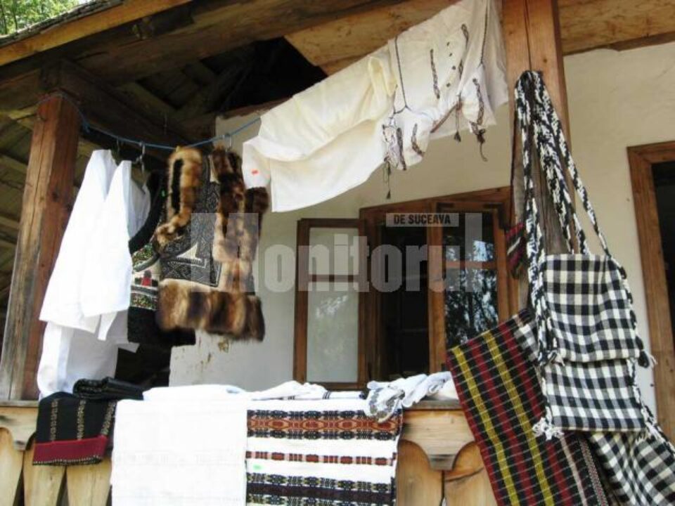 Port tradițional, țesături și broderii în Muzeul Satului Bucovinean