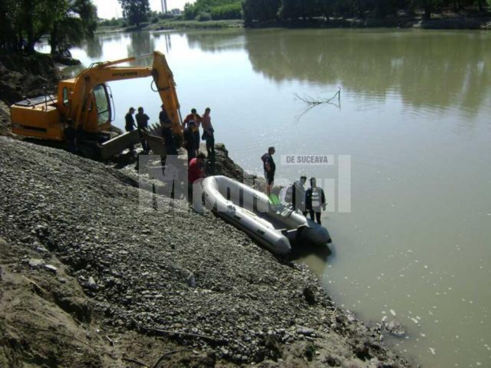 Nouă scafandri au încercat până acum să găsească trupul adolescentului luat de ape