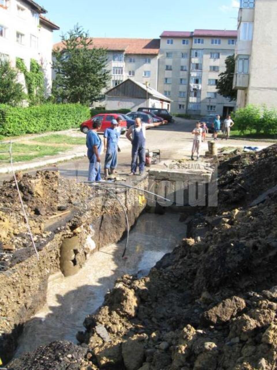 Conducta de apa rece a fost ruptă lângă blocul IRE din Obcini