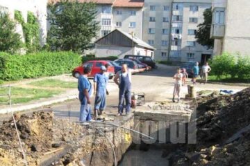 Conducta de apa rece a fost ruptă lângă blocul IRE din Obcini