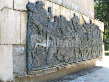 Celălalt basorelief, care încă nu a căzut, și este „monitorizat” de Primărie