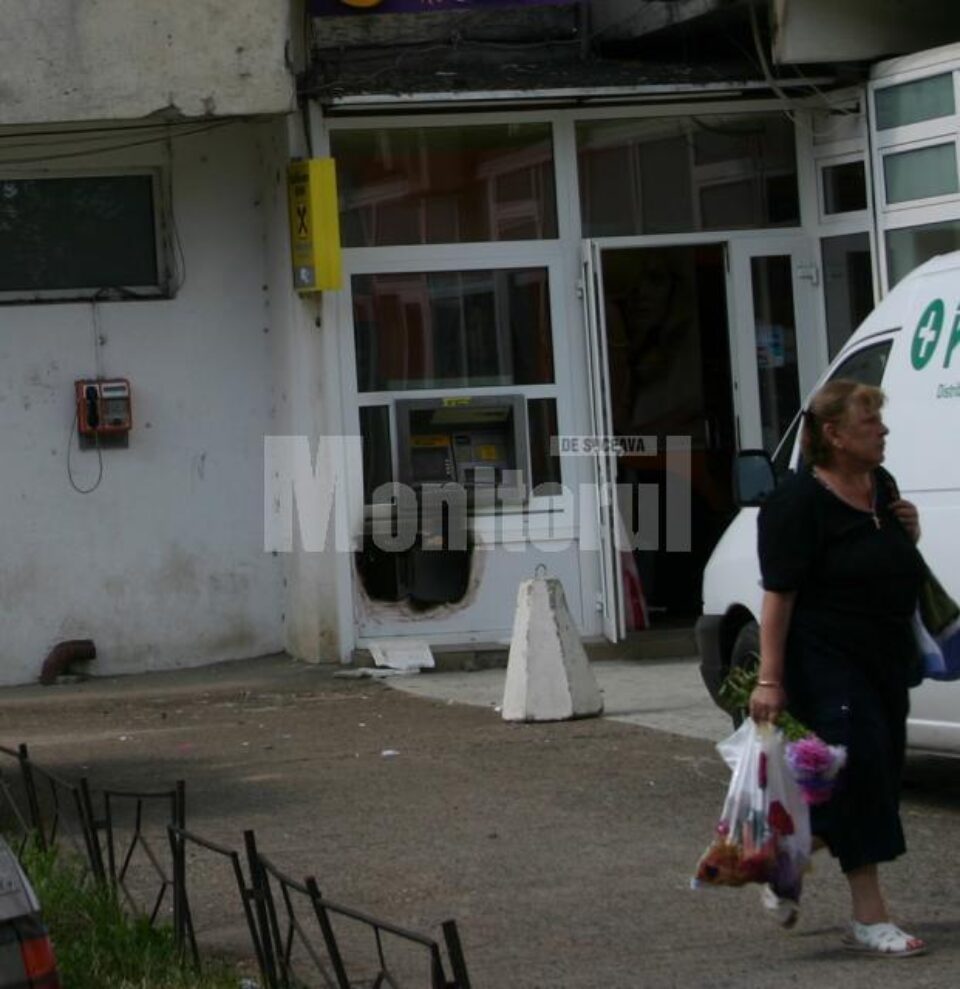 Hoții au făcut o gaură pentru a ajunge la bancomat, însă au fost puși pe fugă de sistemul de alarmă