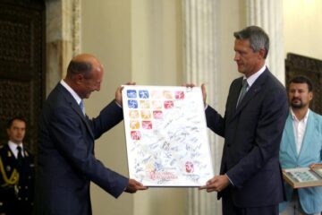 Președintele României a primit un panou cu semnăturile sportivilor Foto: MEDIAFAX