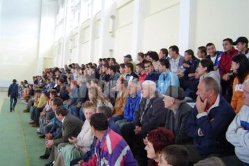 Din acest an, spectatorii prezenți la meciurile de handbal vor sta pe scaune de plastic