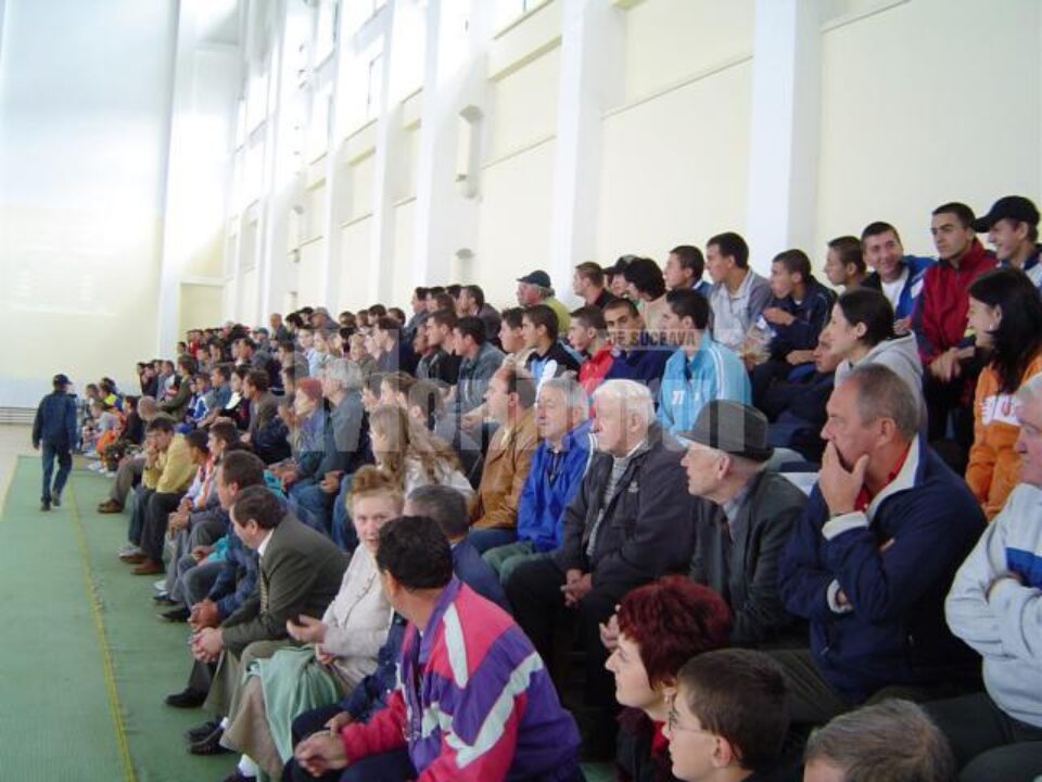 Din acest an, spectatorii prezenți la meciurile de handbal vor sta pe scaune de plastic