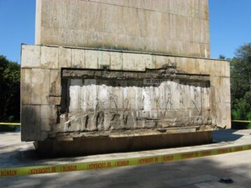 Statuia ecvestră a lui Ștefan cel Mare fără basorelief