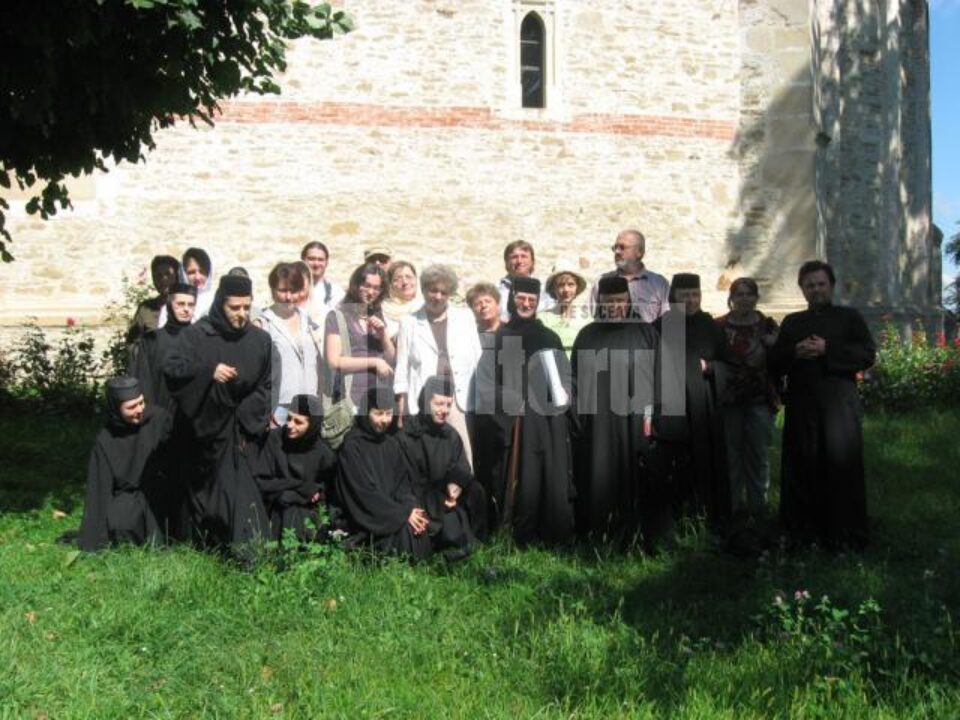 Grupul de pelerini, la poalele Cetății Neamț