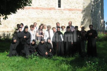 Grupul de pelerini, la poalele Cetății Neamț