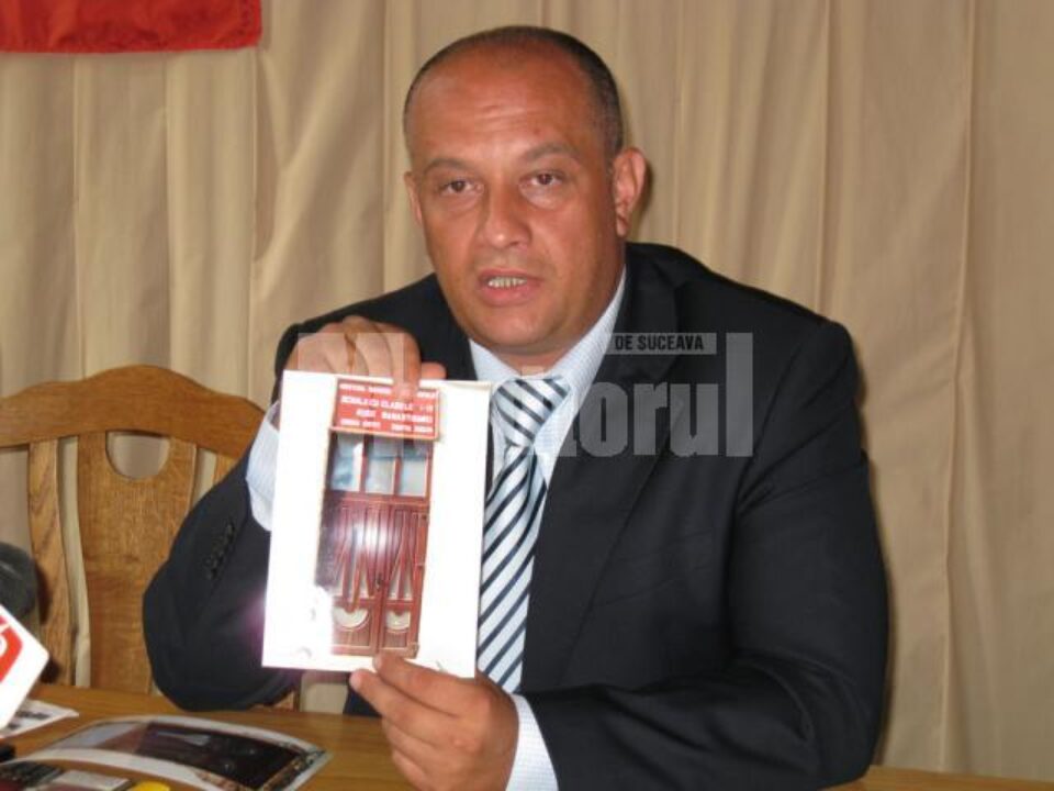 Prefectul Băișanu a dat exemplul unei școli din Rușii-Mănăstioara unde pentru două uși din termopan s-au plătit 10.000 de lei