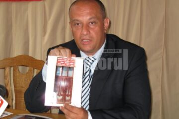 Prefectul Băișanu a dat exemplul unei școli din Rușii-Mănăstioara unde pentru două uși din termopan s-au plătit 10.000 de lei