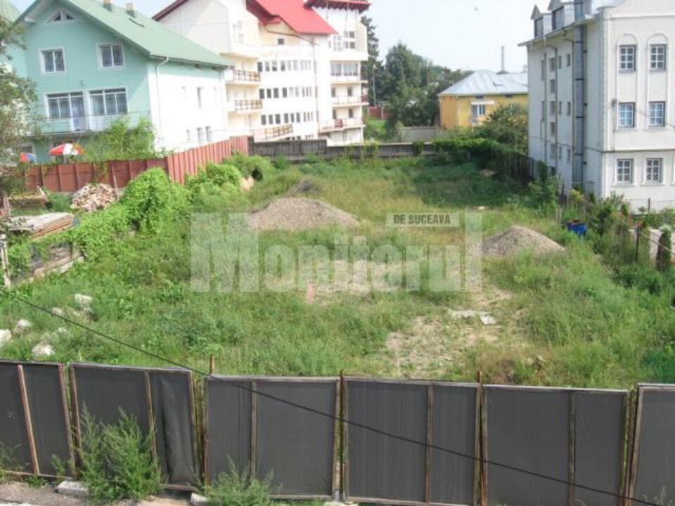 Firma Bratco Imobiliare va construi pe acest teren un bloc cu subsol, parter, trei etaje, mansardă și cu spații comerciale la parter Firma Bratco Imobiliare va construi pe acest teren un bloc cu subsol, parter, trei etaje, mansardă și cu spații comerciale la parter