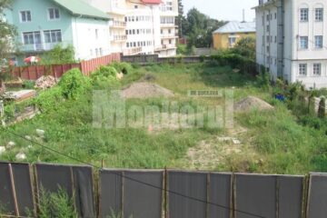 Firma Bratco Imobiliare va construi pe acest teren un bloc cu subsol, parter, trei etaje, mansardă și cu spații comerciale la parter