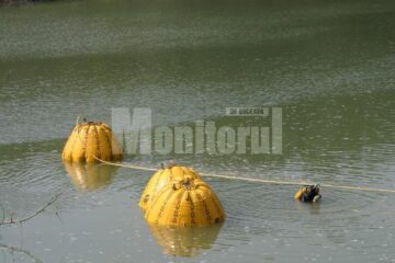 Cu ajutorul acestor dispozitive, scafandrii speră să scoată la suprafață plăcile de beton