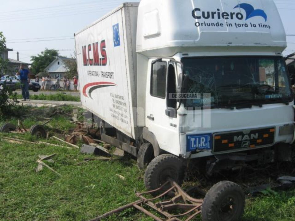 Tirul a târât căruța câteva zeci de metri, până în șanț Tirul a târât căruța câteva zeci de metri, până în șanț