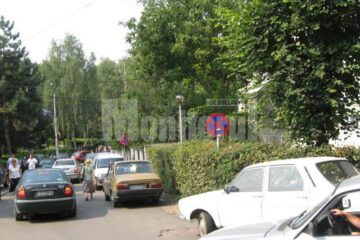 Șoferii care își lasă autoturismele în această zonă încurcă traficul