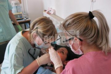 La Centrul Blijdorp, medicii din Franța au tratat dantura copiilor nevoiași