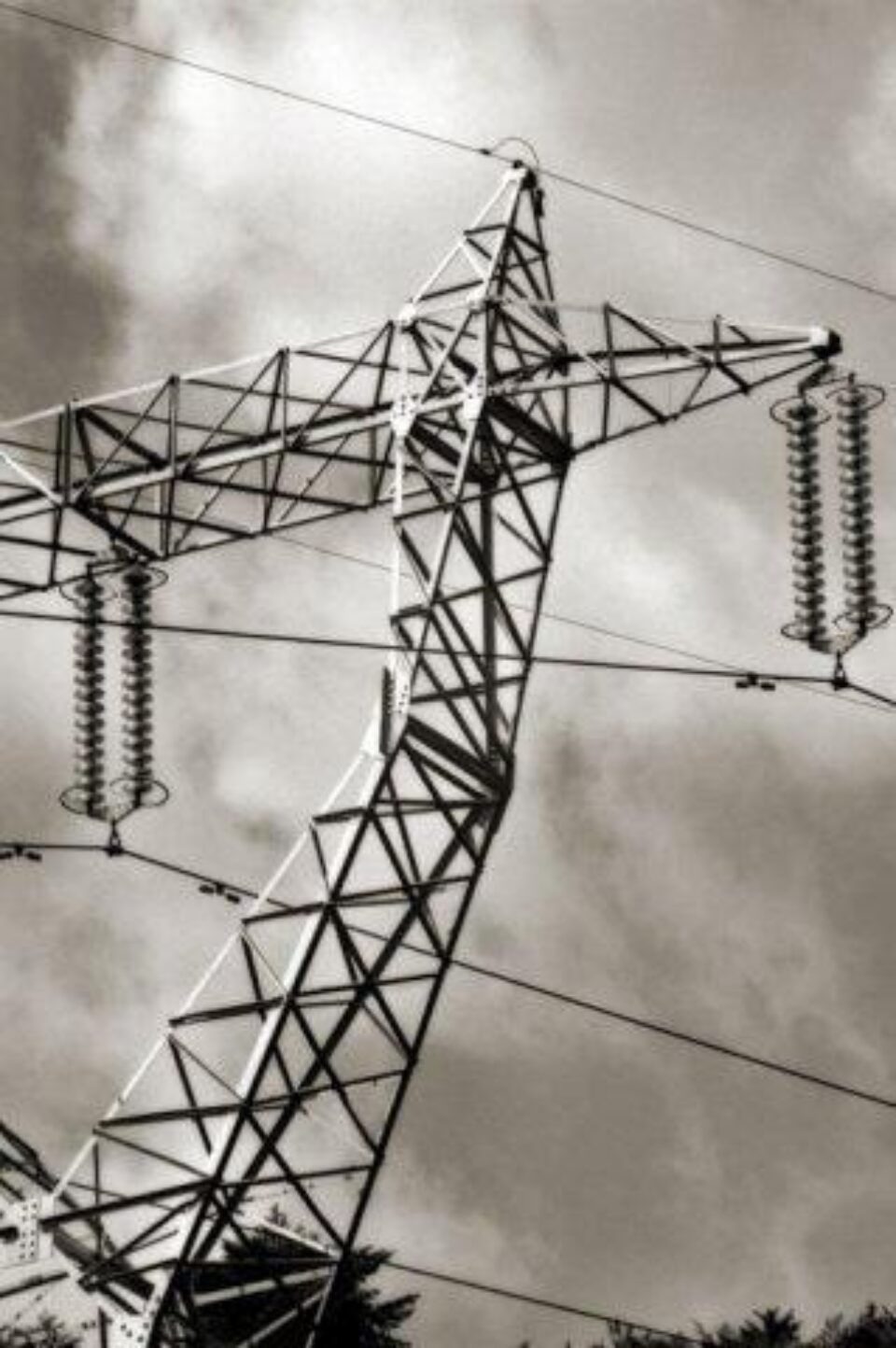 Un scurt-circuit la linia electrică aeriană de 110 kilovolți a lăsat municipiul Rădăuți în beznă Foto: ALAMY Un scurt-circuit la linia electrică aeriană de 110 kilovolți a lăsat municipiul Rădăuți în beznă Foto: ALAMY