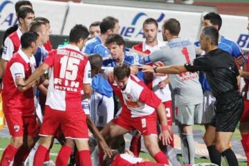 Meciul dintre Dinamo și Universitatea Craiova a semănat mai mult cu o partidă de lupte Foto: GSP