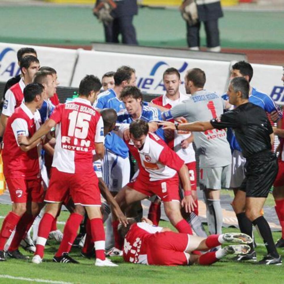 Meciul dintre Dinamo și Universitatea Craiova a semănat mai mult cu o partidă de lupte Foto: GSP