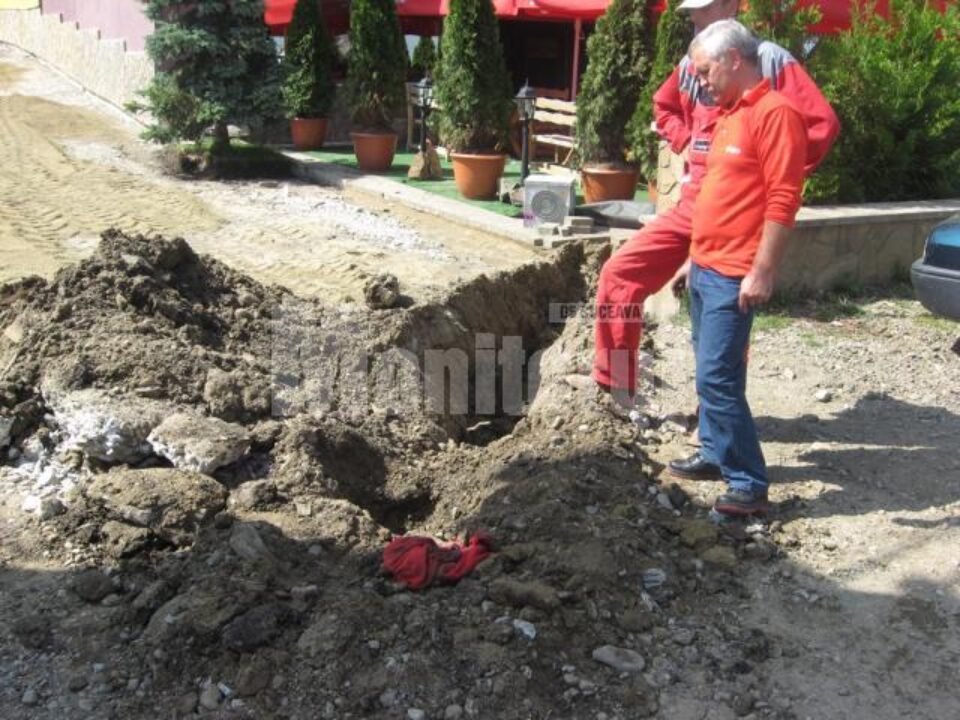 Pericol de explozie: Țeavă de gaz, distrusă de un excavator Pericol de explozie: Țeavă de gaz, distrusă de un excavator