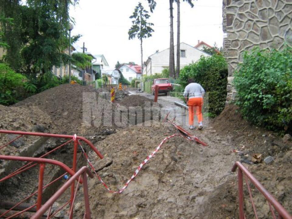 Pe strada Tudor Vladimirescu sunt mormane imense de pământ, răscolit de lama excavatoarelor