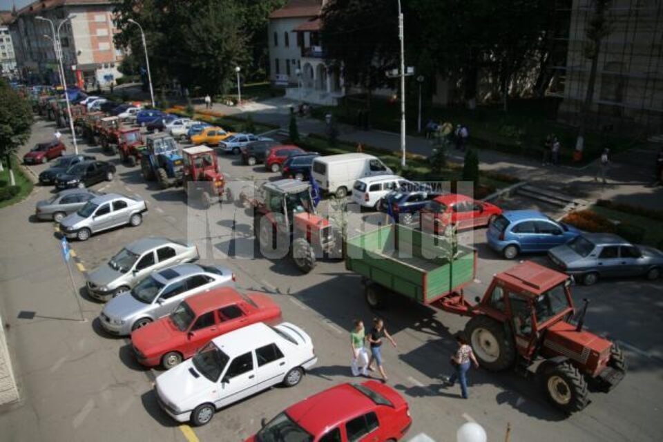 Fermierii au mărșăluit cu tractoarele prin fata Prefecturii