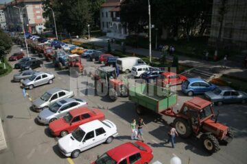 Fermierii au mărșăluit cu tractoarele prin fata Prefecturii
