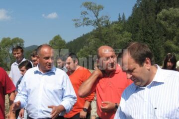 Vizită fulger a președintelui Băsescu la Moldovița și Argel