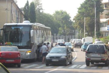 Un autocar a staționat pentru a debarca pasagerii la un metru de trecerea de pietoni