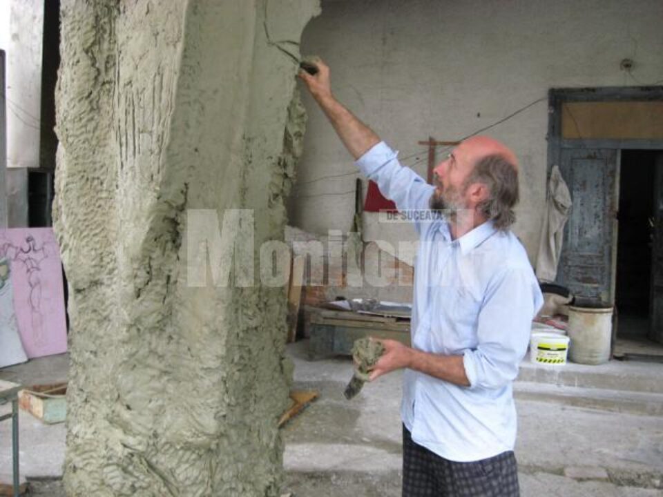 Artistul în atelier în fața unui tronson din lucrare (scara 1/1)