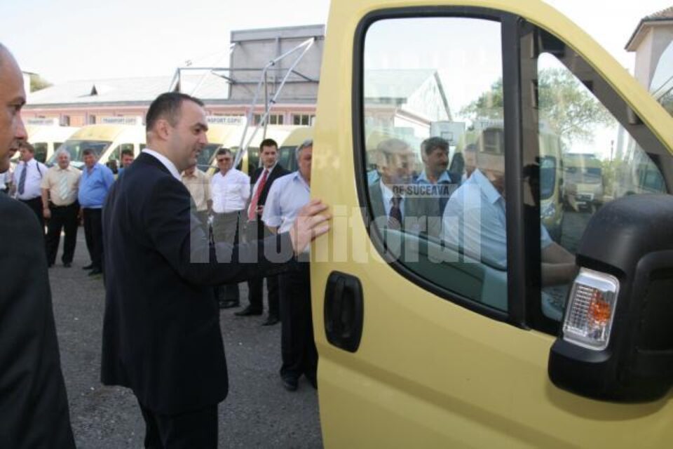 Adomniței inspectând unul dintre microbuze Adomniței inspectând unul dintre microbuze