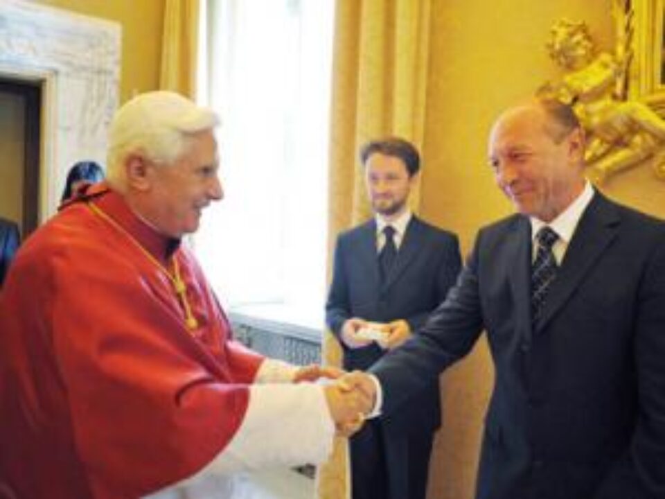 Președintele Traian Băsescu s-a întâlnit cuPapa Benedict al XVl-lea, sâmbătă, la Castelul Gandolfo. Foto: MEDIAFAX