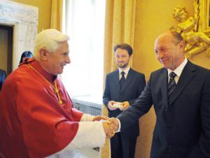 Președintele Traian Băsescu s-a întâlnit cuPapa Benedict al XVl-lea, sâmbătă, la Castelul Gandolfo. Foto: MEDIAFAX
