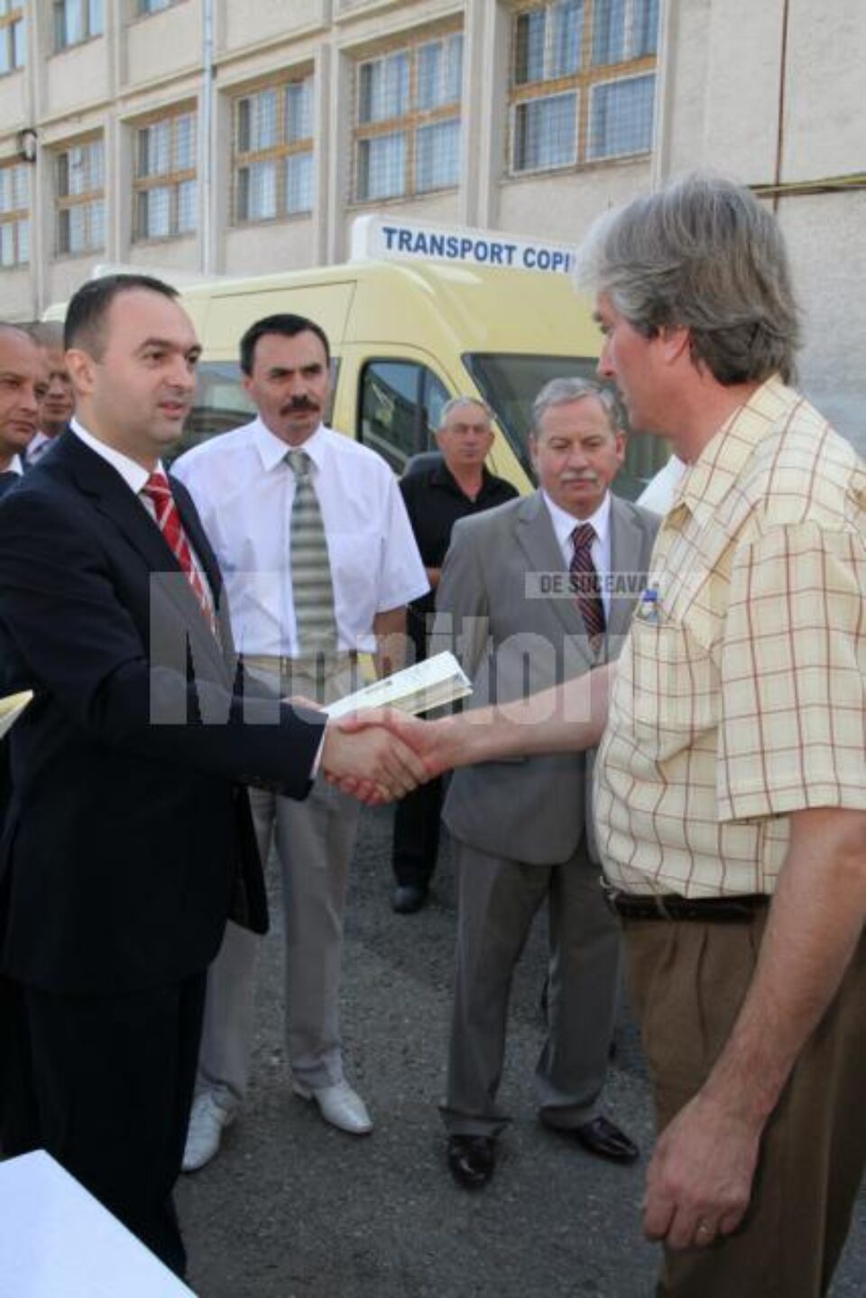 Cristian Adomniței a înmânat autorităților locale cheile celor 31 de microbuze școlare