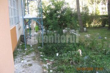 Munți de gunoaie rămase de la mansardarea blocurilor