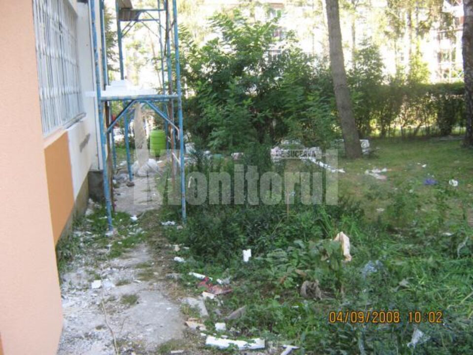 Munți de gunoaie rămase de la mansardarea blocurilor