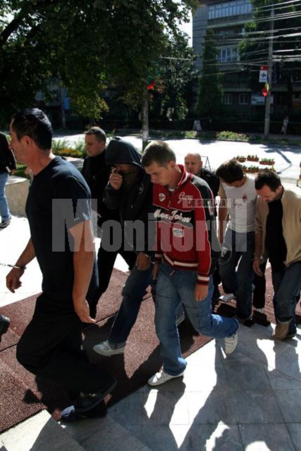 Presupușii traficanți de tigari, aduși ieri la Curtea de Apel Suceava Presupușii traficanți de tigari, aduși ieri la Curtea de Apel Suceava