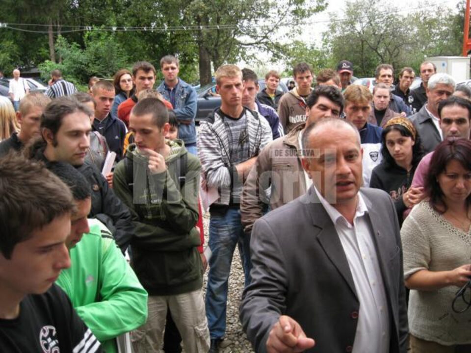 Prefectul Alexandru Băișanu a purtat discuții cu oamenii, întrebându-i dacă au fost nevoiți să dea șpagă