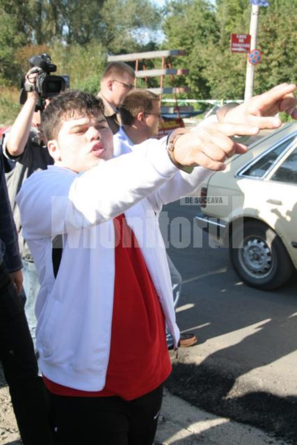 Pentru cele doua incendii, i s-au promis 50.000 de lei si un apartament