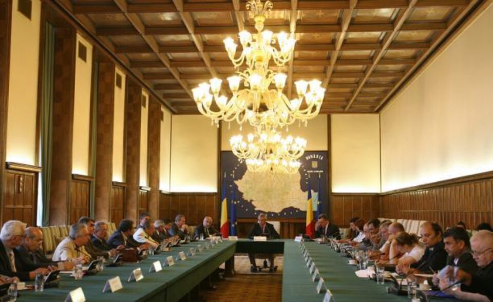La 25 iulie 2008, reprezentanții confederațiilor sindicale și cei ai patronatelor au semnat acordul cu Guvernul privind majorarea salariului minim. Foto: MEDIAFAX