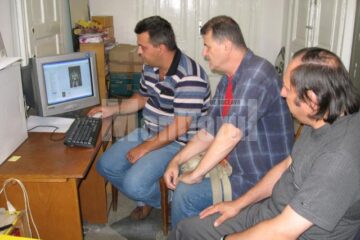 Graficienii satirici Ovidiu Ambrozie Bortă BOA, Mihai Pânzaru PIM și George Licurici
