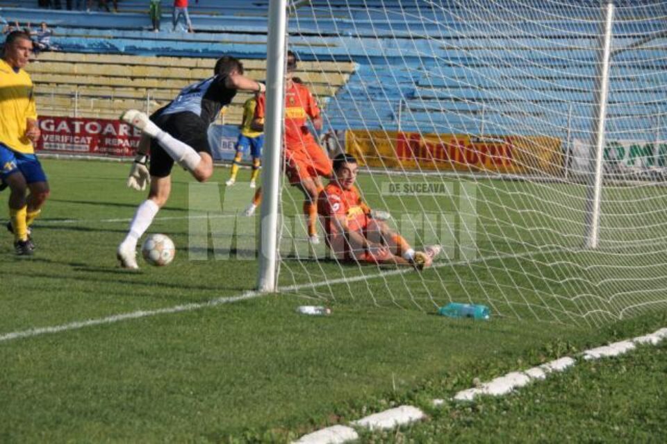 Sucevenii au fost foarte aproape de gol în prima repriză, dar nemțenii au reușit să scoată mingea de pe linia porții
