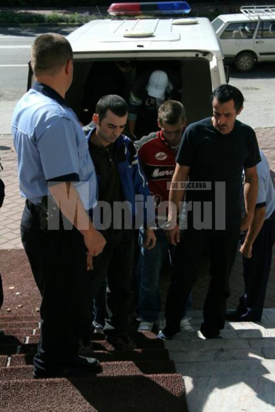 Din lotul de 9 persoane acuzate de trafic cu țigări aduse din Ucraina, doar 3 vor rămâne în arest pentru o lună de zile Din lotul de 9 persoane acuzate de trafic cu țigări aduse din Ucraina, doar 3 vor rămâne în arest pentru o lună de zile