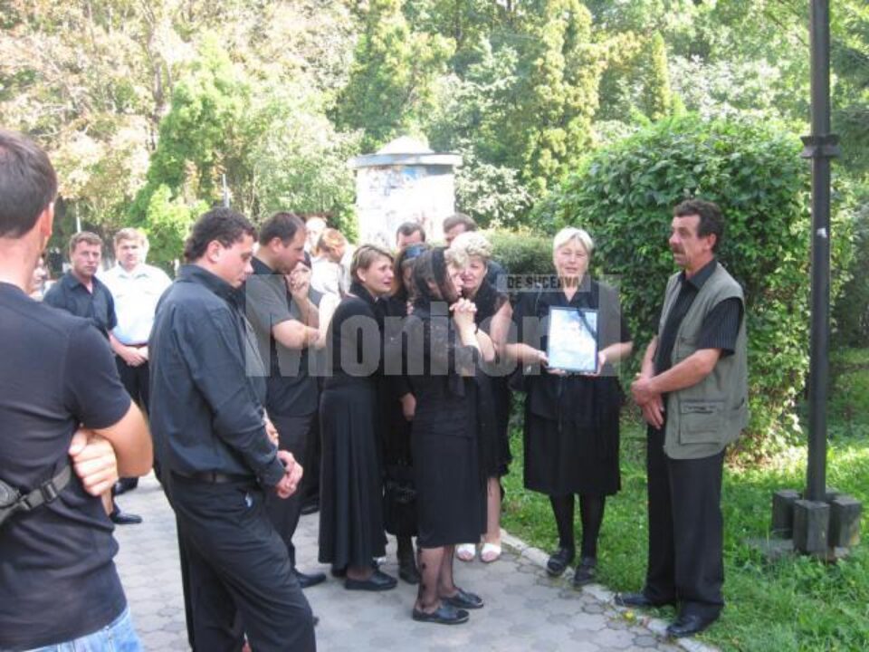 Rudele și consătenii tânărului, în fața Parchetului Rudele și consătenii tânărului, în fața Parchetului