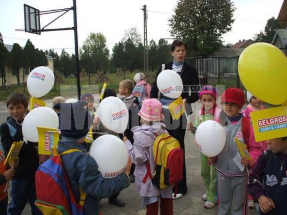 Umanitar: Selgros a oferit rechizite școlare copiilor sinistrați din Straja și Brodina