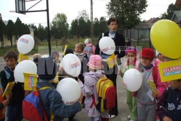 Umanitar: Selgros a oferit rechizite școlare copiilor sinistrați din Straja și Brodina