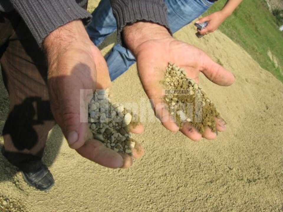 Nisipul adus pentru constructia caselor este de fapt un pietriș mai mărunt