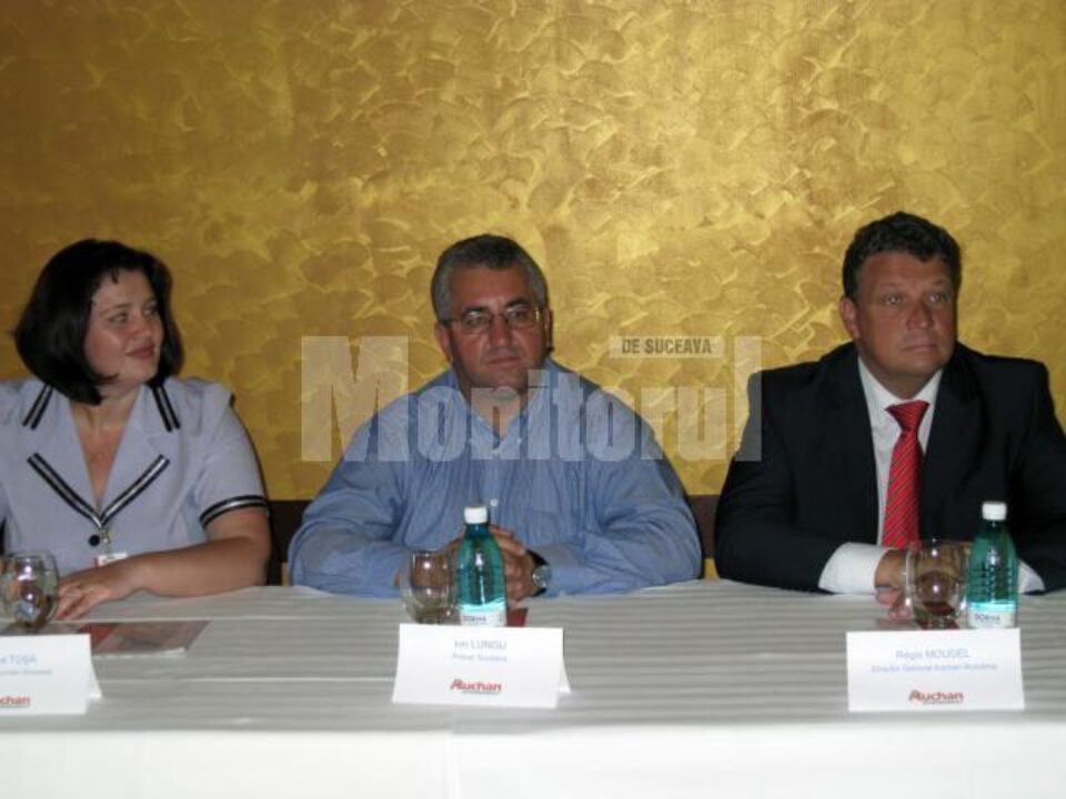 Directorul general al Auchan România, Regis Mougel(dreapta), directorul hipermarket-ului din Suceava, Ioana Toșa (stânga), și primarul Ion Lungu