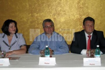 Directorul general al Auchan România, Regis Mougel(dreapta), directorul hipermarket-ului din Suceava, Ioana Toșa (stânga), și primarul Ion Lungu
